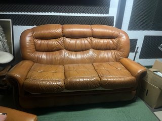 Conjunto dos sillones y un sofá de piel marrón