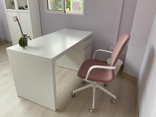 Mesa escritorio blanca con cajones y Silla. 150€