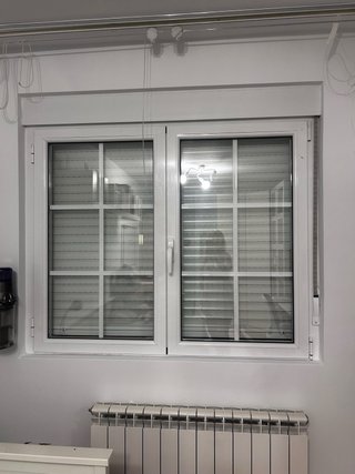 Cortinas Estores Blancas con Detalles Rojos