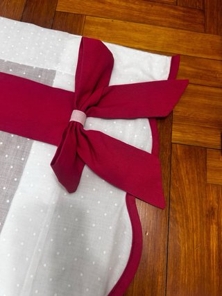 Cortinas Estores Blancas con Detalles Rojos