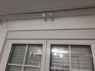 Cortinas Estores Blancas con Detalles Rojos