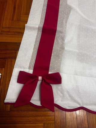 Cortinas Estores Blancas con Detalles Rojos