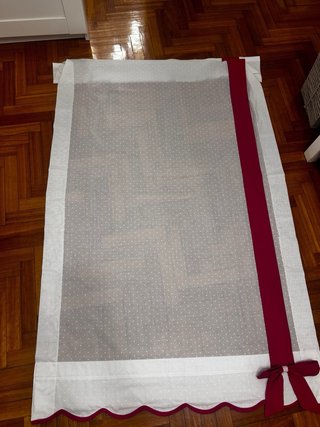 Cortinas Estores Blancas con Detalles Rojos