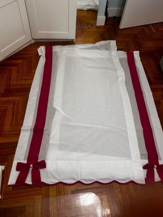 Cortinas Estores Blancas con Detalles Rojos
