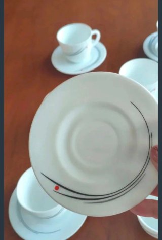 Tazas y platos de porcelana