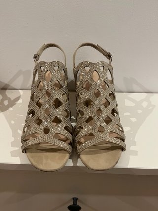 Sandalias de fiesta beige y plateadas
