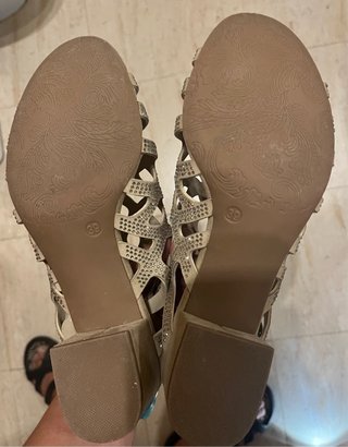 Sandalias de fiesta beige y plateadas