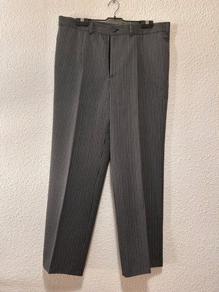 Chaqué negro.