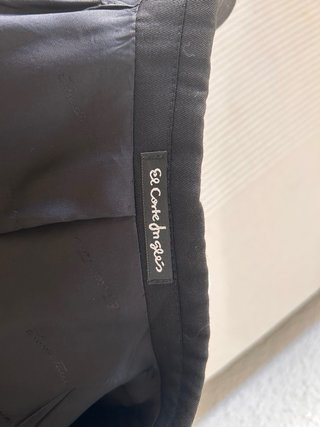 Chaqué negro.