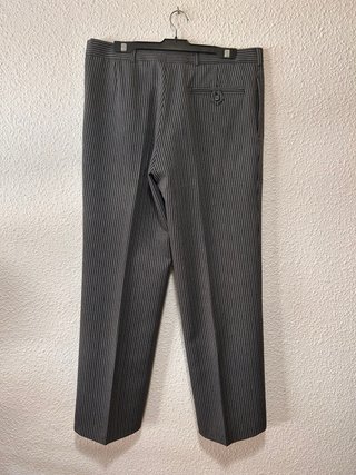 Chaqué negro.