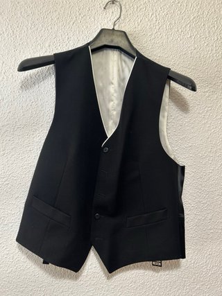 Chaqué negro.
