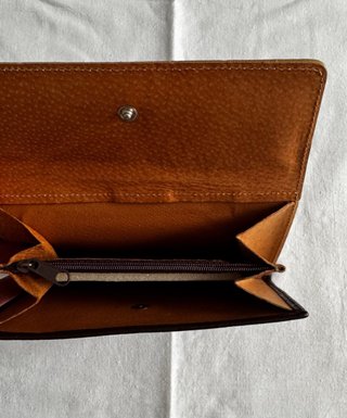 Cartera de piel marrón con caballo bordado