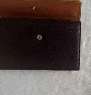 Cartera de piel marrón con caballo bordado