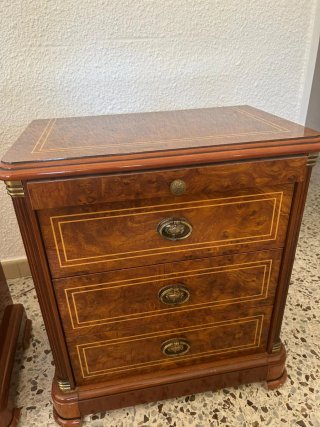 Cómoda de madera con 7 cajones y 2 mesillas