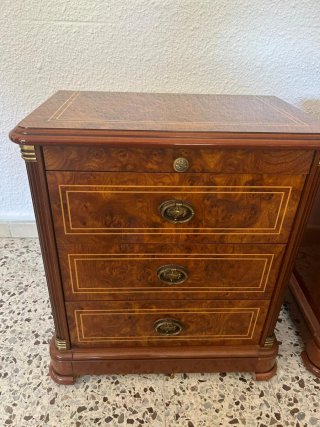 Cómoda de madera con 7 cajones y 2 mesillas