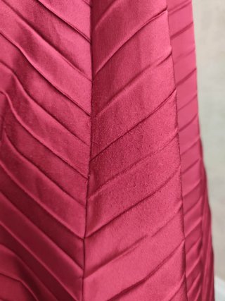 Vestido plisado burdeos