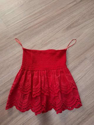 Faldas con volsntes roja y azul con flores