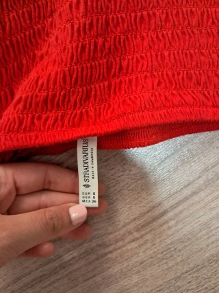 Faldas con volsntes roja y azul con flores