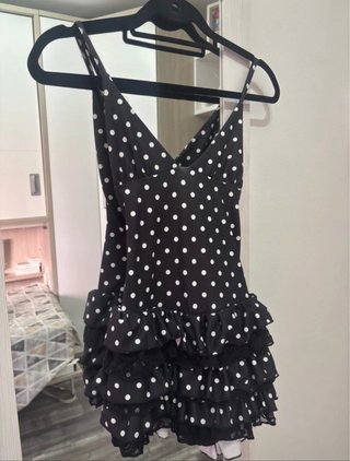 Vestido negro lunares blanco volantes