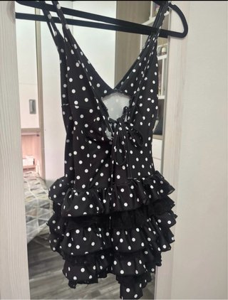 Vestido negro lunares blanco volantes