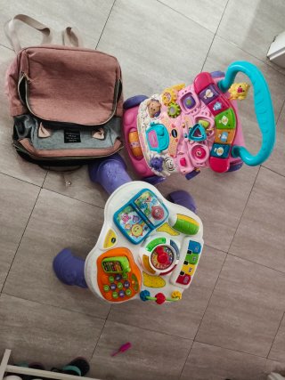 Mochila y juguetes bebé