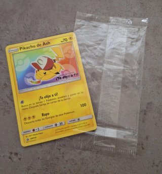 Carta Pokémon Pikachu de Ash SM108 + Promo Cine