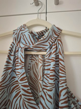 Top Zara estampado cebra azul y marrón