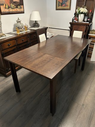 Mesa comedor extensible marrón.