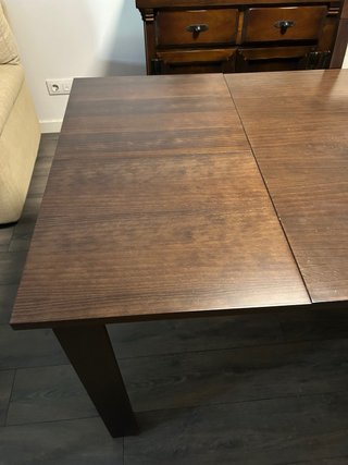 Mesa comedor extensible marrón.