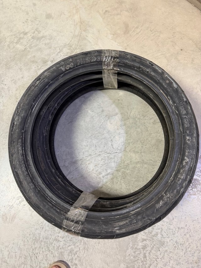 Ruedas  SM 130/70-17 Trasera y 100/80-17 Delantera