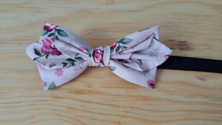 Pajarita floral rosa y verde