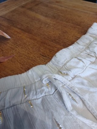 Pantalón fluido blanco con detalles dorados