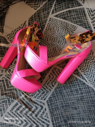 Sandalias rosas con estampado leopardo