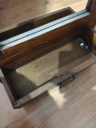 Zapatero de madera con espejo.