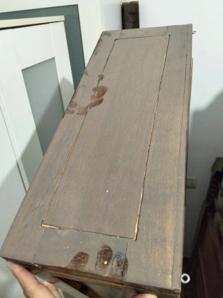 Zapatero de madera con espejo.