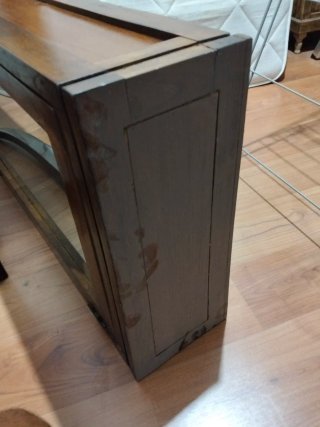 Zapatero de madera con espejo.