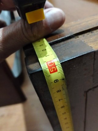 Zapatero de madera con espejo.