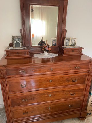 Cassettiera in legno con specchio