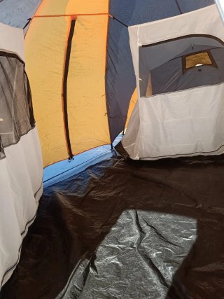 Tienda de campaña naranja y gris