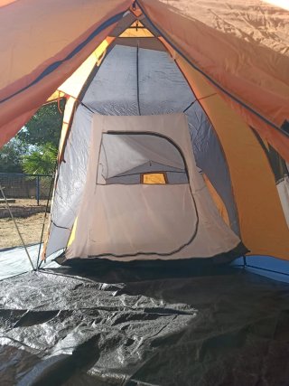 Tienda de campaña naranja y gris