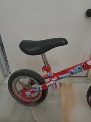 Bicicleta infantil roja