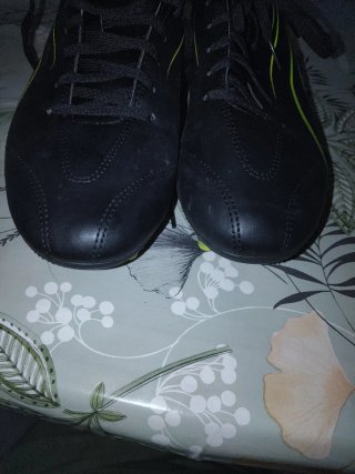 Botines de fútbol Puma negros y amarillos