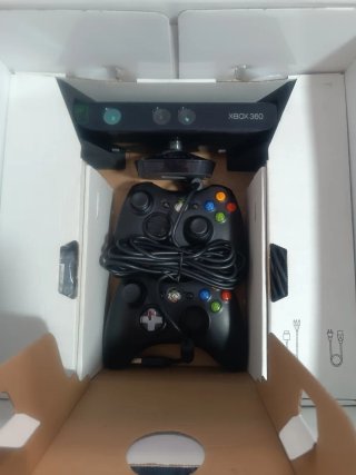 Xbox 360 4GB Kinect + 7 Juegos + 2 mandos