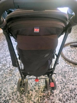 Carrito Maclaren con capota y bolsos.