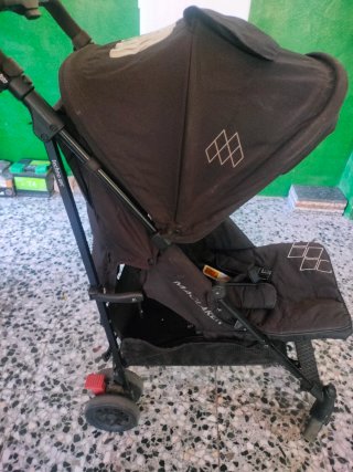 Carrito Maclaren con capota y bolsos.
