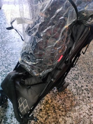 Carrito Maclaren con capota y bolsos.