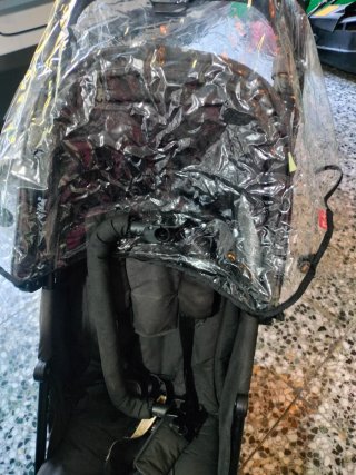 Carrito Maclaren con capota y bolsos.