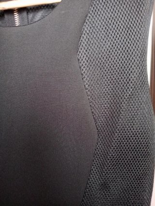 Vestido negro fiesta con detalles de malla