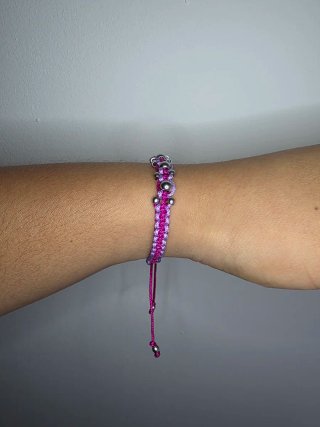 Pulsera hecha a mano fucsia y lila