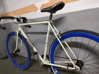 Bicicleta de carretera estilo fixie marca Boreal